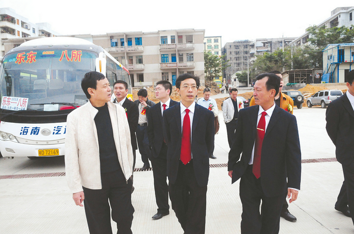 夏亚斌董事长指出,乐东车站商业广场项目建设,得到了省国资委和乐东县委、县政府的大力支持,省国资委通过举办省属国企与市县合作恳谈会等方式,积极与县政府沟通协调,解决了新客运大楼征地及旧车站商业区用地开发等问题。乐东县委、县政府更是以实际行动支持乐东车站商业广场项目建设,从新客运大楼征地、报建到旧车站商业街及配套的商业新区项目建设用地性质调整等方面,一路开“绿灯”。乐东车站新客运大楼仅用半年时间就竣工开业,创造了海汽客运站建设周期最短的记录。他要求乐东分公司广大干部员工继续弘扬&ldq