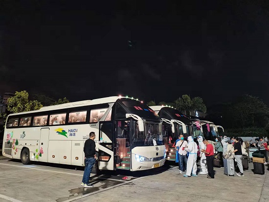 刘海荣率队到海口美兰机场检查指导转运工作